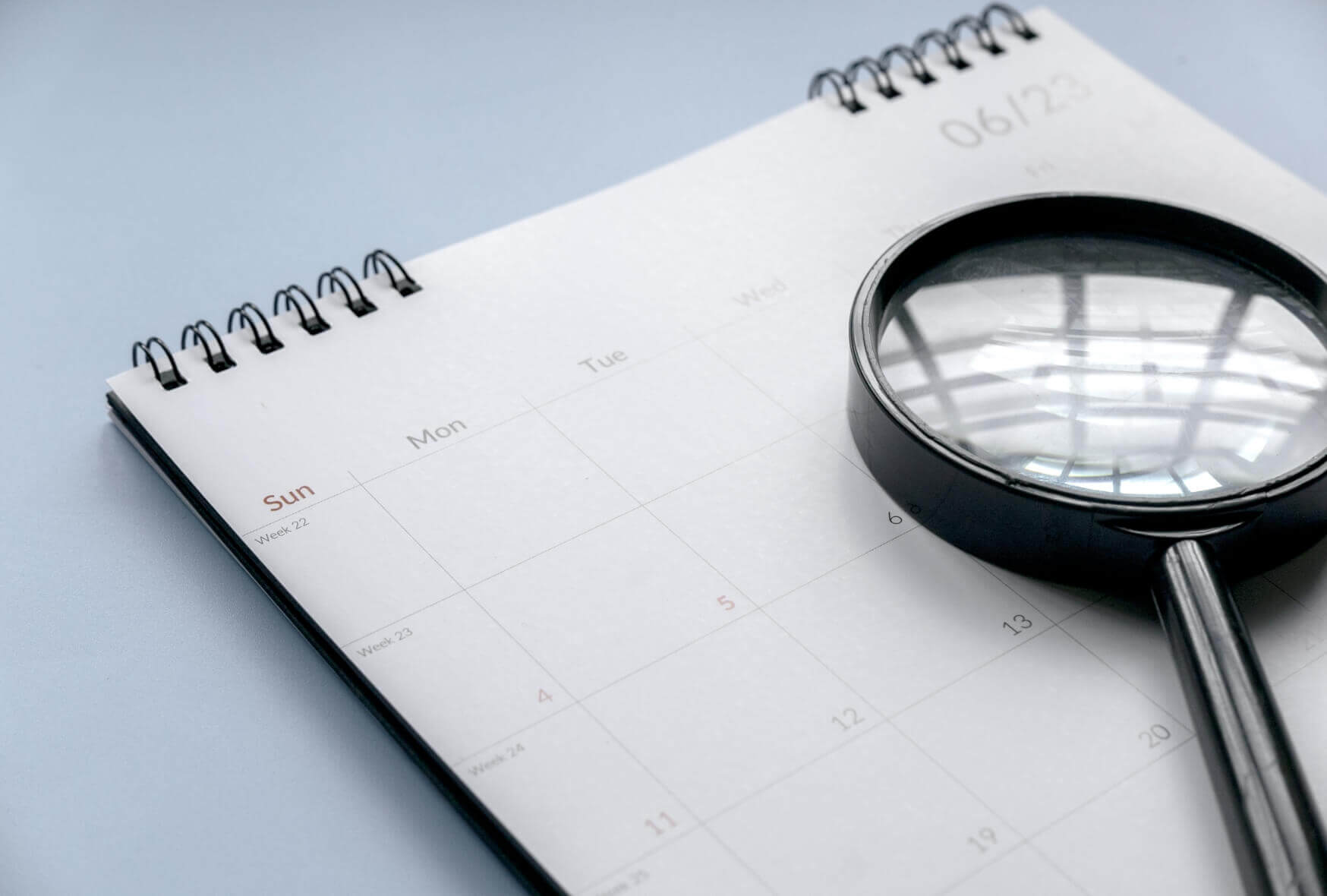 A magnifiying glass above the calendar