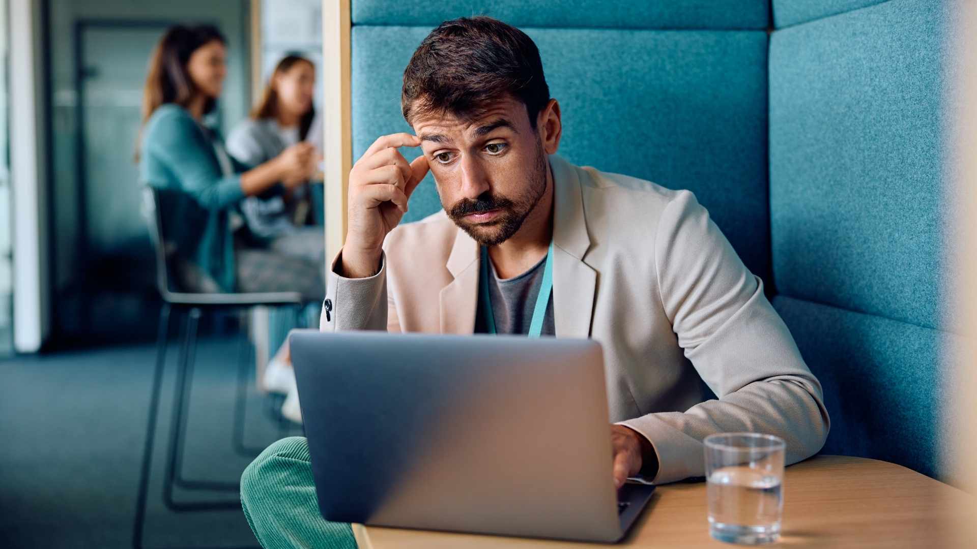 businessman reading problematic e-mail on laptop in the office