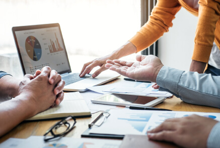 digital marketing presenting their strategy