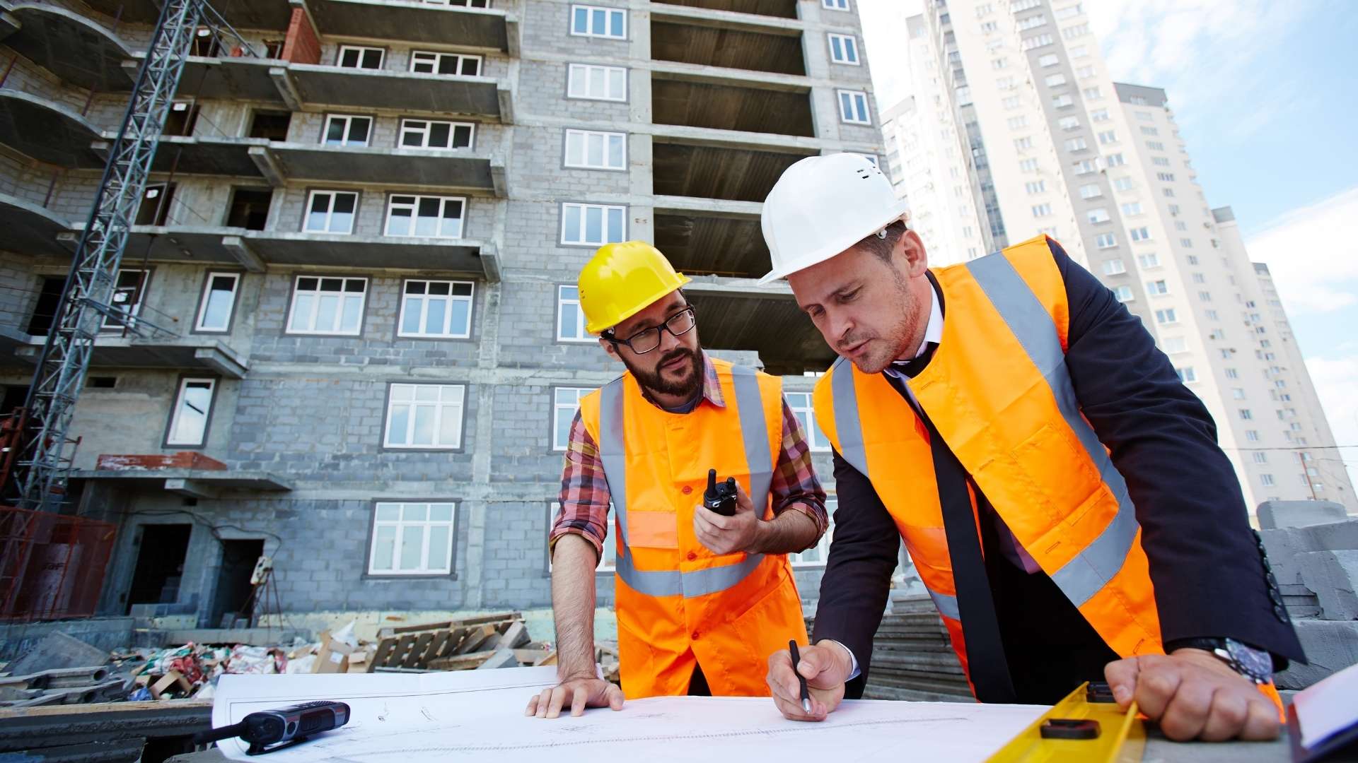 engineer discussing plan to a foreman