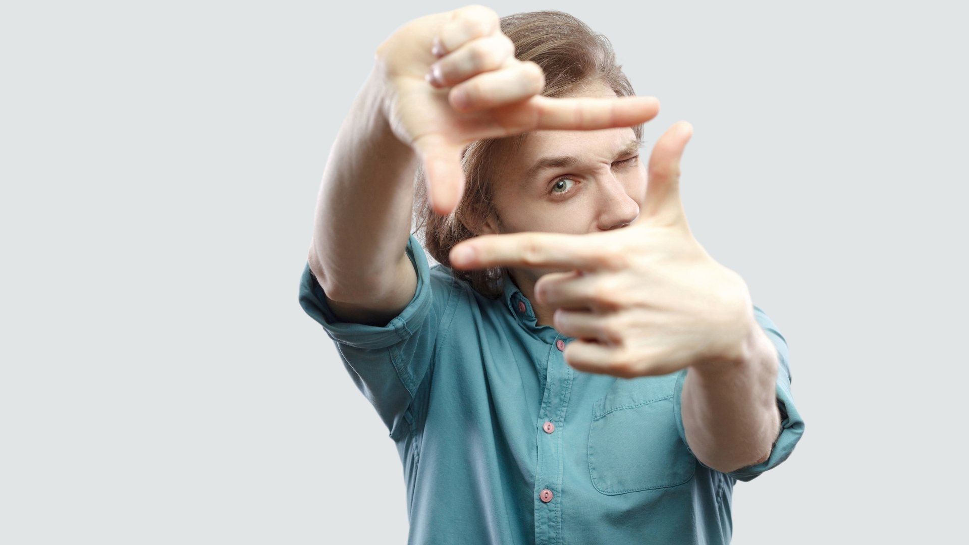 man making a frame by his hand