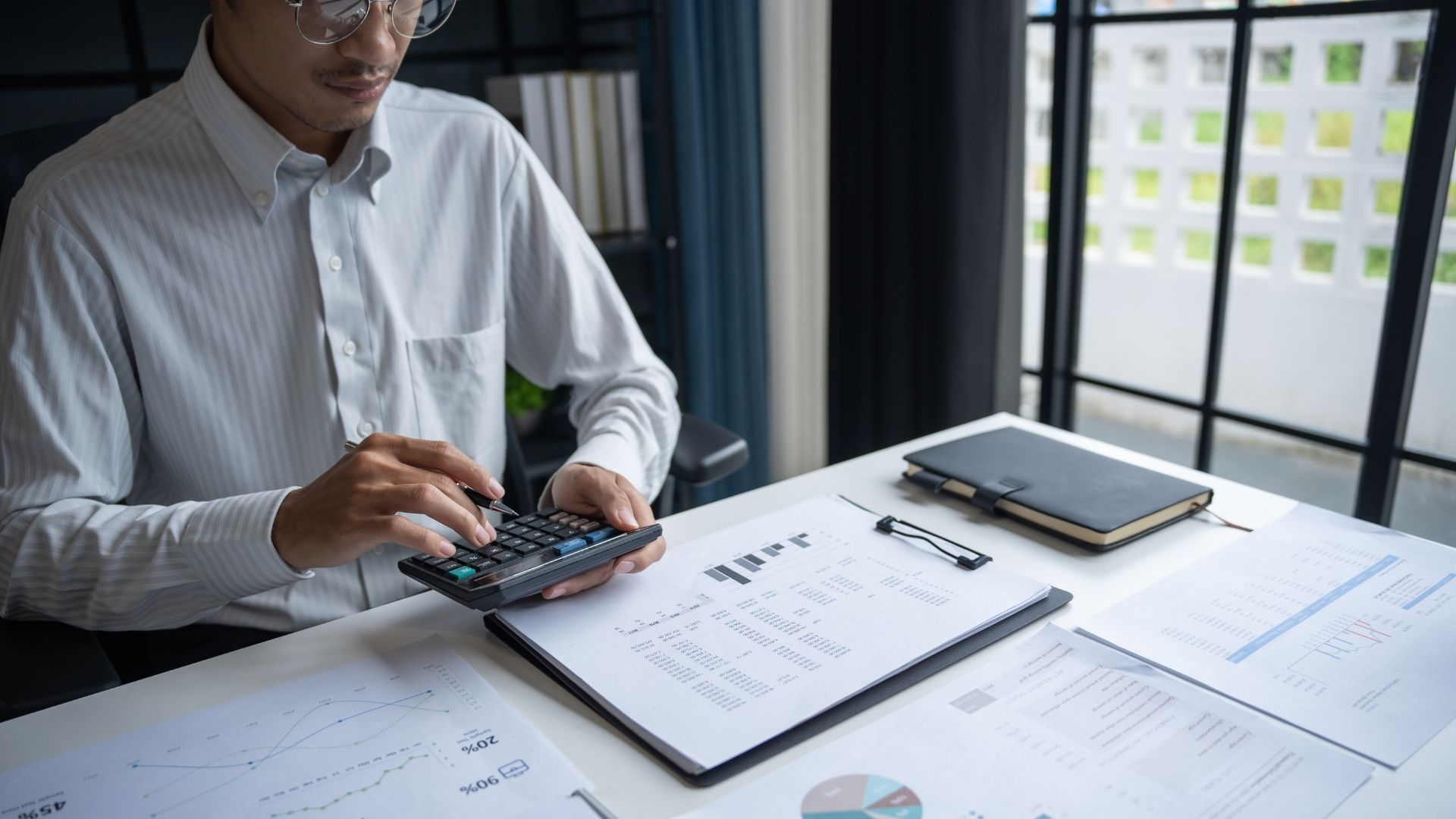 marketer calculating his mer