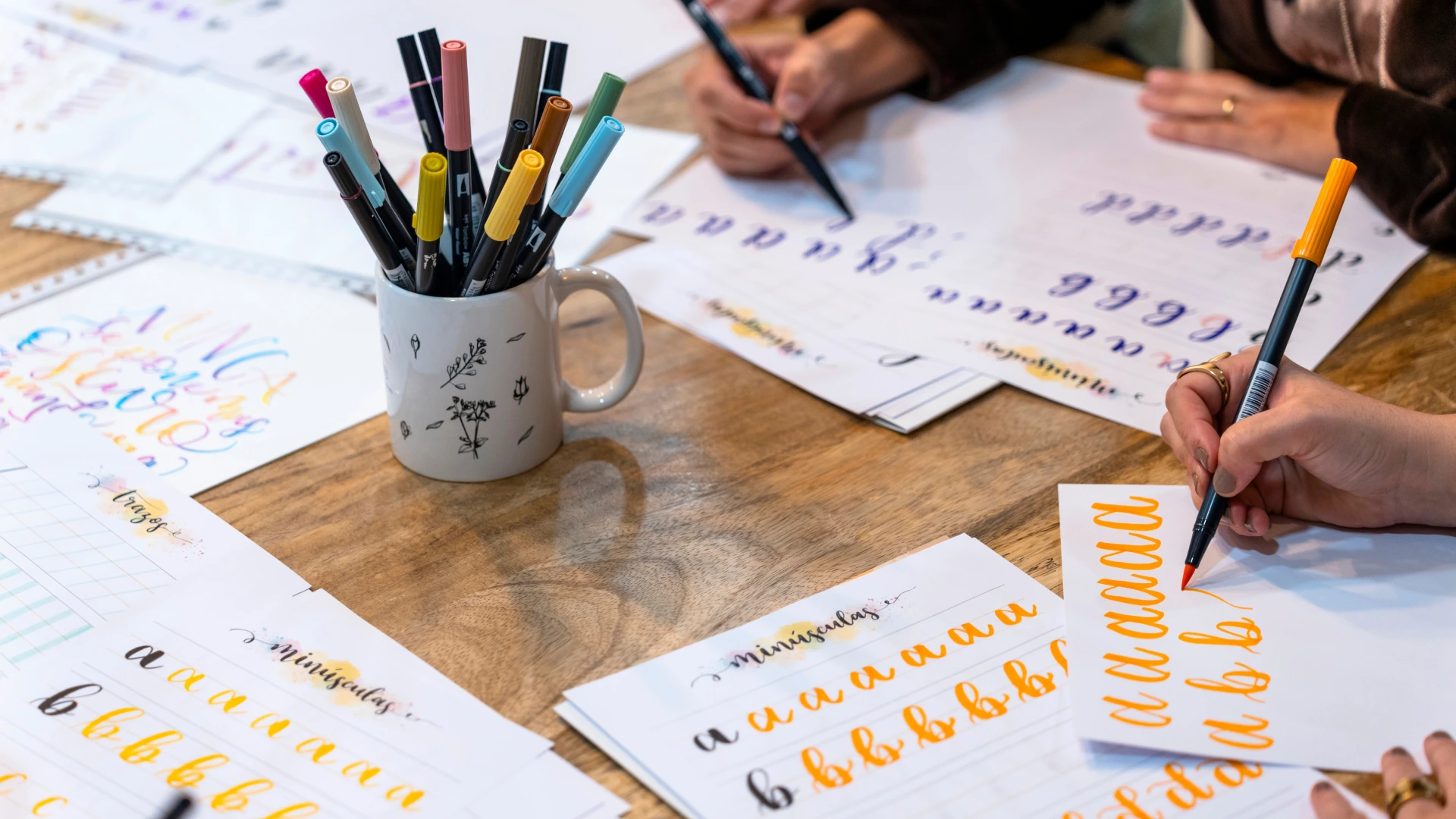 Art lettering workshop. Learning to draw letters. College classes.